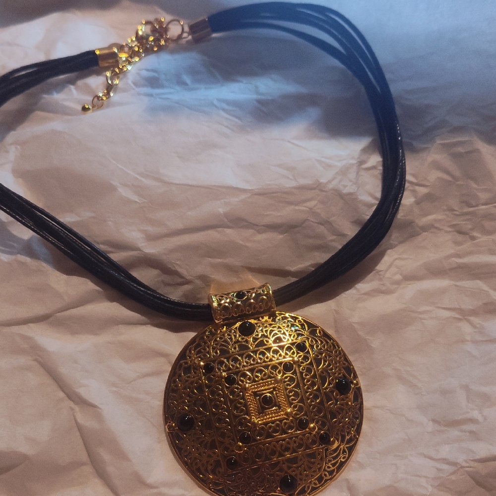 Elegant Gold and Black Pendant Necklace